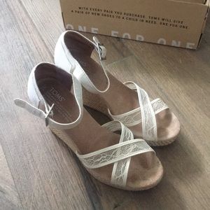 TOMS Strappy Wedge Platinum Grosgrain Lace size 7